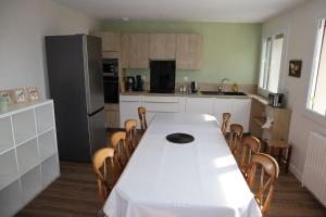 Kuchyň nebo kuchyňský kout v ubytování Les Berlingots Gîte for 10-12 personnes + 7 fotografií