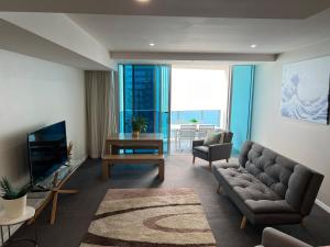un salon avec un canapé et une télévision dans l'établissement 5-star, 3-bdrm apt on Surfers Paradise beach, à Gold Coast