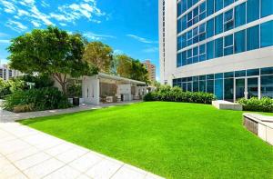 une grande pelouse verte devant un bâtiment dans l'établissement 5-star, 3-bdrm apt on Surfers Paradise beach, à Gold Coast