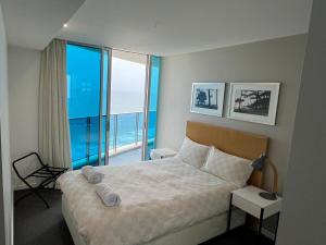 une chambre avec un lit avec vue sur l'océan dans l'établissement 5-star, 3-bdrm apt on Surfers Paradise beach, à Gold Coast 27 autres photos