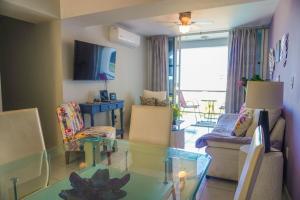 O zonă de relaxare la Departamento a pie de playa en Cerritos