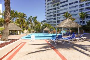 Piscina de la sau aproape de Departamento a pie de playa en Cerritos