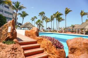 Piscina de la sau aproape de Departamento a pie de playa en Cerritos