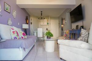 O zonă de relaxare la Departamento a pie de playa en Cerritos