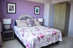 Un pat sau paturi într-o cameră la Departamento a pie de playa en Cerritos +38 fotografii