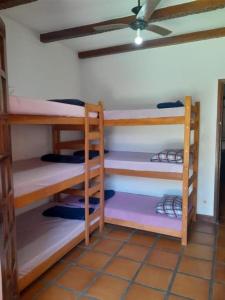 Ένα ή περισσότερα κρεβάτια σε δωμάτιο στο CASA 51 HOSTEL ubatuba +75 φωτογραφίες