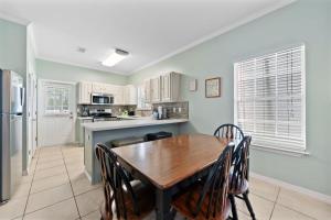 Köök või kööginurk majutusasutuses Orange Beach Villas - Dockside by Youngs Suncoast