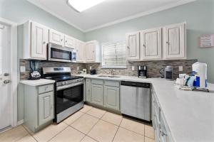 Köök või kööginurk majutusasutuses Orange Beach Villas - Dockside by Youngs Suncoast +33 fotot