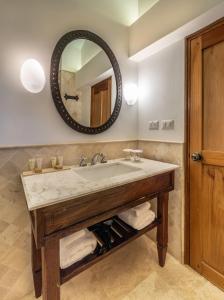 een badkamer met een wastafel en een spiegel bij Hotel La Casona De Yucay Valle Sagrado in Urubamba
