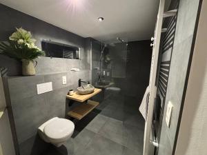 Koupelna v ubytování Le Marzelheide 2 + 3 fotografie