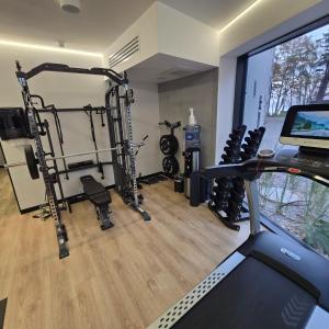 een fitnessruimte met diverse loopbanden en een loopband bij BalticJetSilverSea in Ustronie Morskie +27 foto's