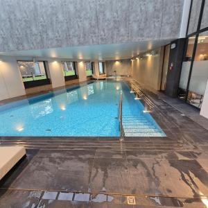 een groot zwembad in een gebouw bij BalticJetSilverSea in Ustronie Morskie