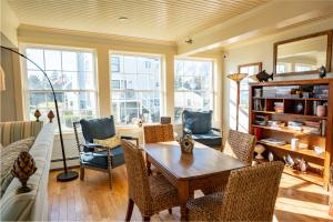 Posezení v ubytování The Beach House Inn + 11 fotografií