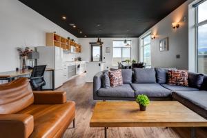 una sala de estar con un sofá y una mesa en Raven Inn Whitehorse, en Whitehorse