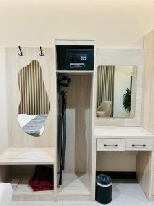 a room with a bed and a mirror at رغدان فيو للشقق المخدومة in Al Baha