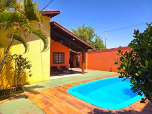 a swimming pool in the yard of a house at Temporada Belas Casas in São Pedro