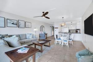 Χώρος καθιστικού στο Hololani B102