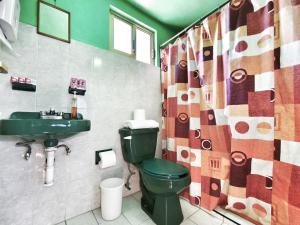 a bathroom with a green toilet and a sink at Nice bedroom at 5 min Mexico City Airport T1 & T2 in Mexico City