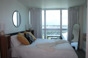 Postel nebo postele na pokoji v ubytování Oasis in the heart of Fort Myers + 19 fotografií