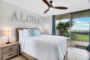 Ένα ή περισσότερα κρεβάτια σε δωμάτιο στο Hololani B102