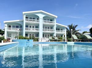 Bazén v ubytování Sunset Beach Resort nebo v jeho okolí