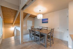ein Esszimmer mit einem Holztisch und Stühlen in der Unterkunft Lakeland Sandy Beach Retreat - Private Escape in South Lake Tahoe