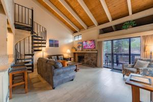 ein Wohnzimmer mit einer Couch und einer Treppe in der Unterkunft Lakeland Sandy Beach Retreat - Private Escape in South Lake Tahoe