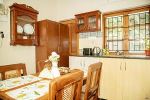 Η κουζίνα ή μικρή κουζίνα στο Tropical 1BHK Apartment by Déjà Vu Stays