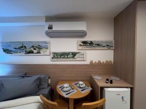 a room with a bed and a table with a bed and a desk at Skylux 1608, 2008 e 2828 in Rio de Janeiro