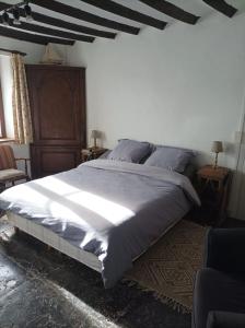 Ένα ή περισσότερα κρεβάτια σε δωμάτιο στο Joli appartement avec jardin et carrière