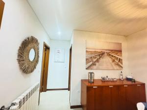 een hal met een schilderij aan de muur bij Beach House in Fão +21 foto's
