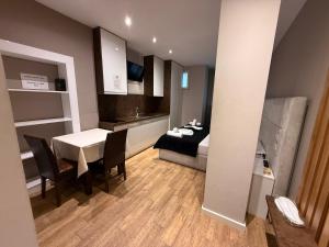 una sala da pranzo con tavolo e letto di La Villa Bnb a Tirana Altre 33 foto