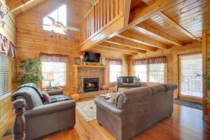 Μια τηλεόραση ή/και κέντρο ψυχαγωγίας στο Romantic Cabin with Hot Tub in Pigeon Forge!