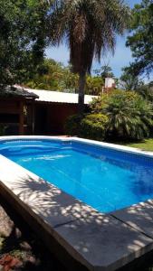 Una gran piscina azul en un patio. en Casaquinta con Piscina a Cuadras de la Playa, en Paso de la Patria