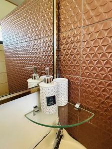 a bathroom with two sinks and a glass table at Apartamento Einoah in Puerto Limón
