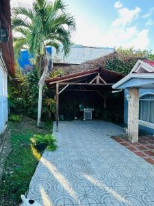 a patio with a pavilion and a palm tree at Apartamento Einoah in Puerto Limón