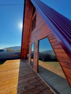 une grange avec une grande porte vitrée donnant sur une terrasse dans l'établissement Cottage in Natakhtari, à Natakhtari