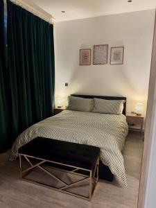 Postel nebo postele na pokoji v ubytování Central & Chic Flat-Sleeps 4-By FabAccommodation