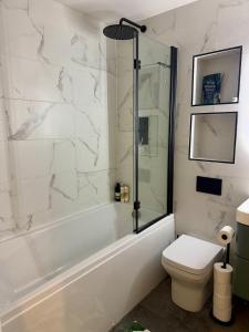 Koupelna v ubytování Central & Chic Flat-Sleeps 4-By FabAccommodation + 7 fotografií