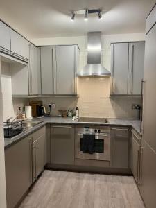 Kuchyň nebo kuchyňský kout v ubytování Central & Chic Flat-Sleeps 4-By FabAccommodation