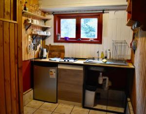 een kleine keuken met een wastafel en een vaatwasser bij Casa Maqui Salto del Laja in Salto del Laja +5 foto's