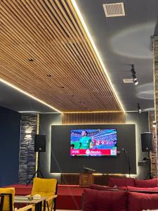 een woonkamer met een grote tv aan de muur bij Baku Khatai Hotel & Restaurant in Baku +64 foto's