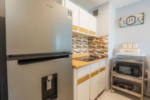 Nhà bếp/bếp nhỏ tại Marena Seaview Condo in Dos Marinas, Fajardo