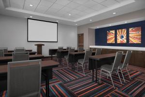 een conferentieruimte met tafels en stoelen en een scherm bij Hampton Inn & Suites By Hilton Wheat Ridge Denver West in Wheat Ridge +32 foto's