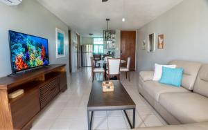 TV a/nebo společenská místnost v ubytování Coral 17 Costa Brava Condo, Pool, 5 Min from Beach