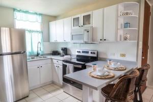 Η κουζίνα ή μικρή κουζίνα στο Coral 17 Costa Brava Condo, Pool, 5 Min from Beach +24 φωτογραφίες