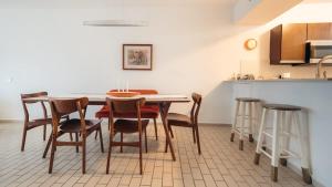 eine Küche mit Tisch und Stühlen in einem Zimmer in der Unterkunft Selah | Travelers Nesters in Palmas Del Mar in Buena Vista + 37 Fotos