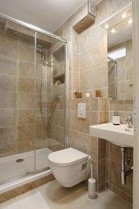 La salle de bains est pourvue d'une douche, de toilettes et d'un lavabo. dans l'établissement Contarini Apartment, à Split