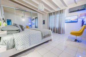 Postel nebo postele na pokoji v ubytování XELOR | Cozy Home | Generator/Cistern | Bayamón