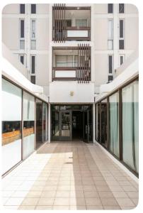 ein leerer Flur in einem Gebäude mit Glastüren in der Unterkunft ÁMARE | Cozy Beach Studio | Generator | Condado in San Juan